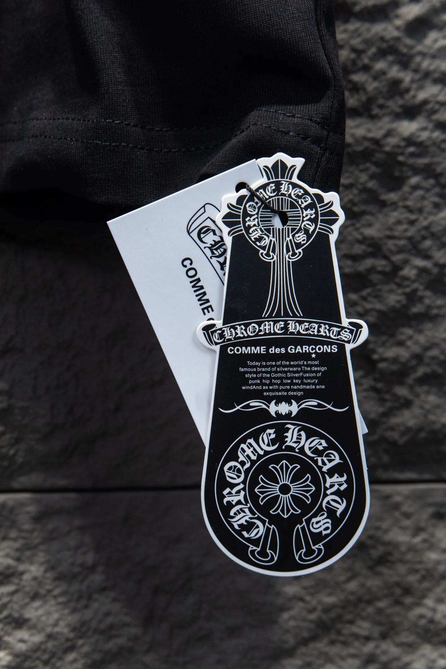 P190 🆕Chrome hearts 25ss os version is really charming and Chrome Hearts is really a must-have. Each season's new version is made to the extreme. It is very practical and can be worn casually. Nice✔️ - ⚠️100% cotton. It is made of 32-count double yarn, 260-gram weight fabric and imported knitted needle carded cotton. It has moderate thickness, drape and contour, and the upper body is comfortable! ! It is very tolerant to fat body types and can instantly lose five pounds after wearing it!  Specially ordered many Austrian hot diamonds, which have the bling bling effect of natural crystals under the light, with multi-faceted reflective points, and the production cost is extremely high. The laser molding includes a computer engraving machine and a laser machine, which are accurate in units of particles. Finally, it is hot and set at high temperature. After the hot ironing, the firmness needs to be tested repeatedly on the hot stamping. It can show colorful reflections under the light. The collar webbing extends to the shoulders for reinforcement, and the stitching at the joints. The hem and cuffs are all made with 0.2mm stitch double-thread stitching. They are carefully produced at a high cost. The attitude of making goods with a magnifying glass restores the quality and effect of the product. The full set of customized accessories only presents every detail to the customer. Printing is done using film printing. 50,000 positioning is very time-consuming. The body is treated with silicone elements, which greatly increases the interest of the clothing; unique visual effects. After special treatment, a unique effect is formed. An irregular hem is added to the version. This year's Kroxin is the main version. In the past two years, the oversize version has become the focus of the trend and has been a popular staple in the past two years. The change of designers has made this brand an instant hit. The progressive fashion of the times also needs the blood impact of fresh elements and trendy designs in order to continue its glory! It’s stylish both inside and outside, a must-have for high street travel! An absolute "eye-catching style" that can match couples 💏 Color: Black White Size: S M L XL